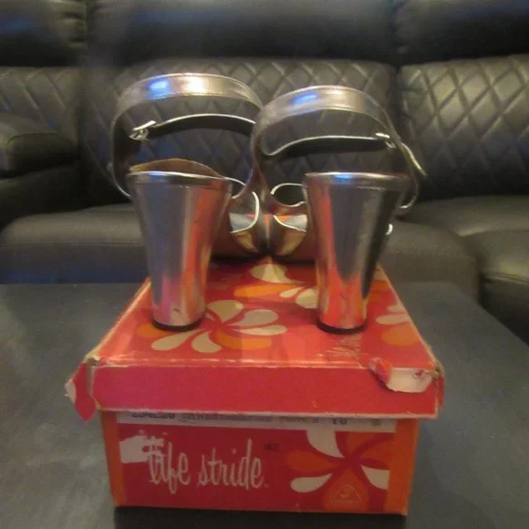 TOTALLY VINTAGE! Silver Clubbing Sandals from the 70's! IN ORIGINAL BOX! ~ Sz 10 - Picture 6 of 11